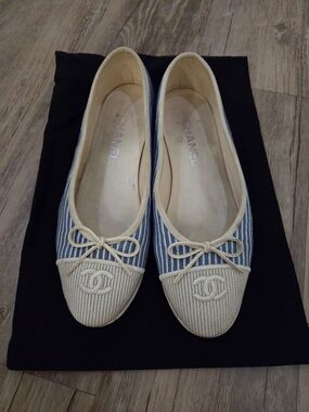 CHANEL Blue and White Striped Ballet Flats with CC Emblem. Size 38c